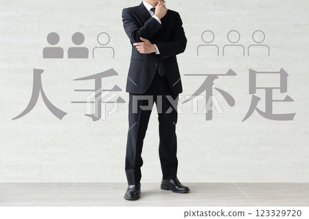 一名身著西裝的男子因勞動力短缺而受苦 123329720