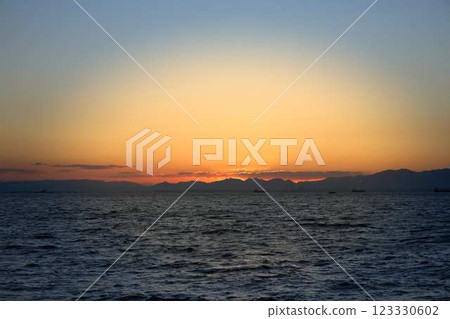 【伊勢灣】夕陽西下時橘色的地平線 【伊勢灣】夕陽西下時橘色的地平線 123330602