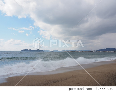 室住海岸的白色波浪和冬日雲彩。眺望遠處的工廠（山口縣光市） 123330950