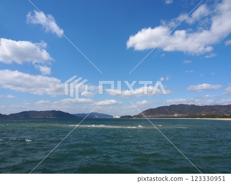 從島田川河口向右望去的虹濱海灘（山口縣光市） 123330951