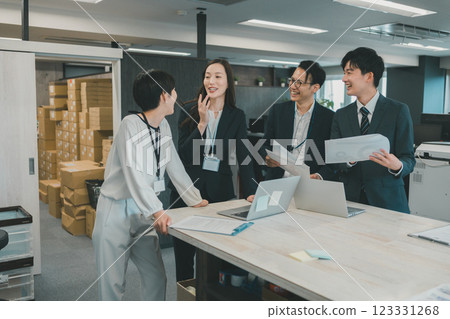 Online store management standing meeting Online store management standing meeting 123331268