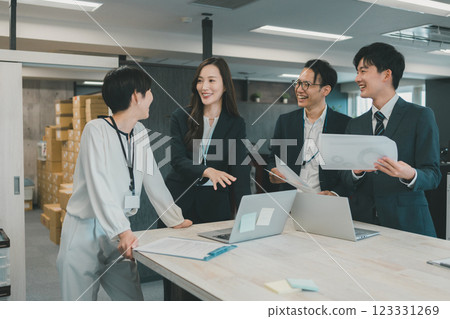 Online store management standing meeting Online store management standing meeting 123331269