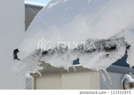 車庫、車棚、雪、降雪、降雪、冬天、北海道、雪景、車庫、戶外、屋頂、冬天 車庫、車棚、雪、降雪、降雪、冬天、北海道、雪景、車庫、戶外、屋頂、冬天 123332975