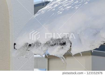 車庫、車棚、雪、降雪、降雪、冬天、北海道、雪景、車庫、戶外、屋頂、冬天 車庫、車棚、雪、降雪、降雪、冬天、北海道、雪景、車庫、戶外、屋頂、冬天 123332976