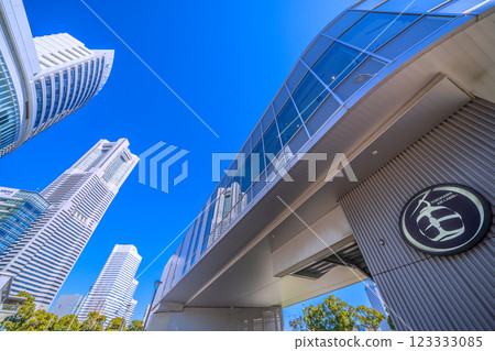 日本橫濱城市景觀 - 邁向新時代...橫濱航空客艙和櫻木町站的景色。後面是 APA 飯店 123333085