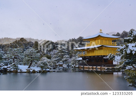 白雪皚皚的京都金閣寺 白雪皚皚的京都金閣寺 123333205