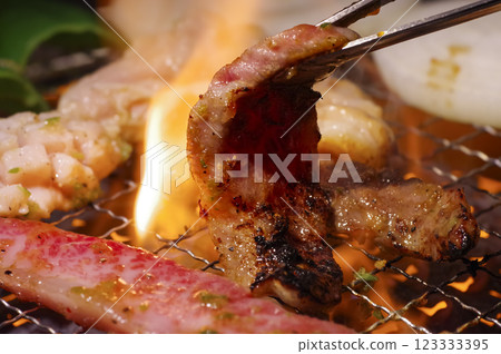 Image of grilling meat at a yakiniku restaurant 123333395