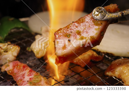 Image of grilling meat at a yakiniku restaurant 123333398