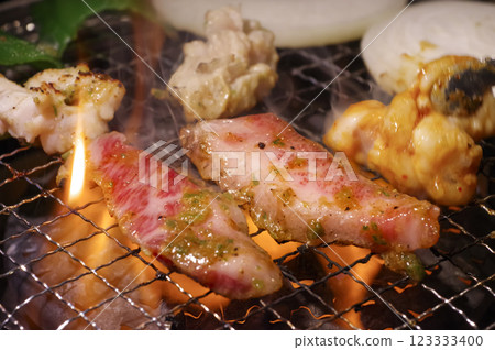 Image of grilling meat at a yakiniku restaurant 123333400