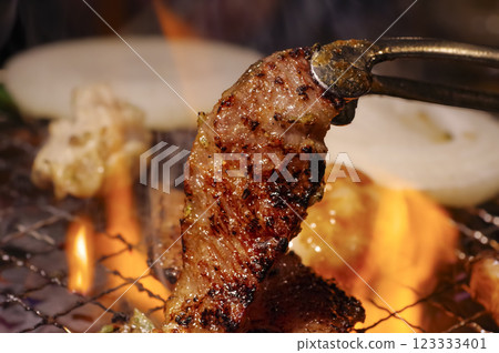 Image of grilling meat at a yakiniku restaurant 123333401