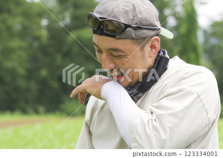 一名男子在炎熱的天氣裡在田裡工作 一名男子在炎熱的天氣裡在田裡工作 123334001