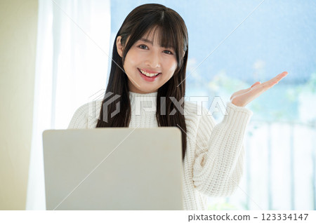 一位年輕女子在電腦前發出指令 123334147