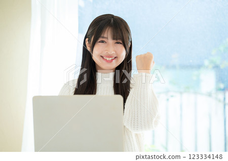 在個人電腦前擺出腸道的女人 在個人電腦前擺出腸道的女人 123334148
