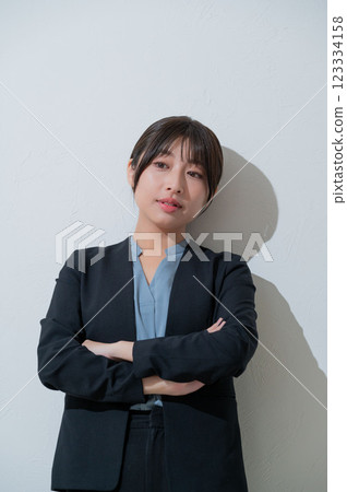 雙臂交叉的女人 123334158