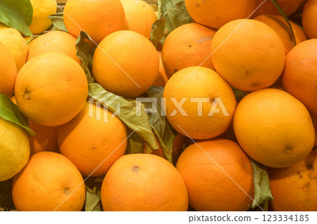 Southern Italian oranges (ripe oranges in the market) 123334185