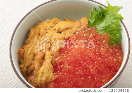 看起來美味的海膽鮭魚子蓋飯 看起來美味的海膽鮭魚子蓋飯 123334358