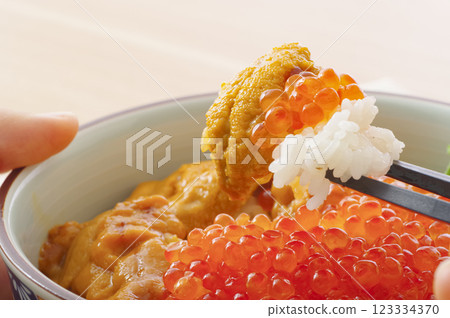 Delicious looking sea urchin and salmon roe bowl 123334370