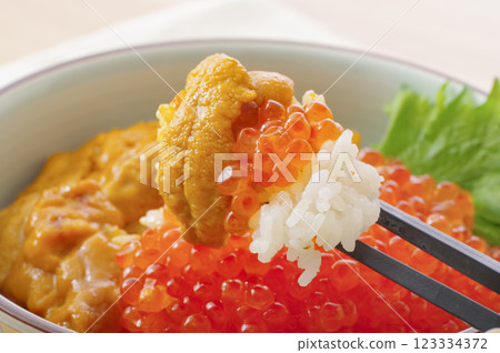 Delicious looking sea urchin and salmon roe bowl 123334372