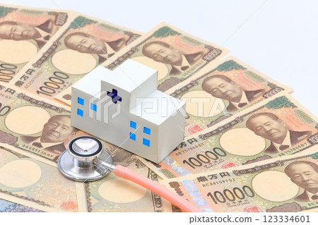 聽診器和鈔票的圖像 123334601
