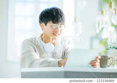 Men who operate tablets 123336069