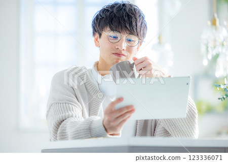 Men who operate tablets 123336071