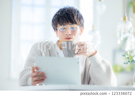Men who operate tablets 123336072