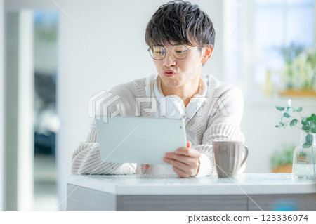 經營平板電腦的男士 123336074