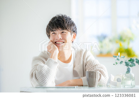 微笑的男人用手托著下巴 123336081