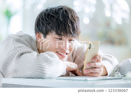 一個操作智能手機的人 123336087