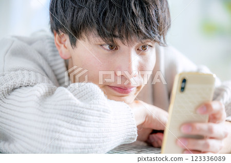 一個操作智能手機的人 123336089