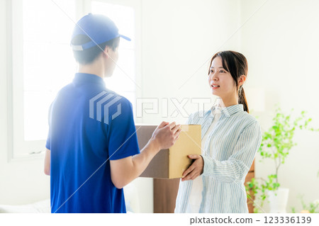 A courier driver delivering a package 123336139