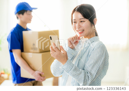 Moving app housewife Moving app housewife 123336143