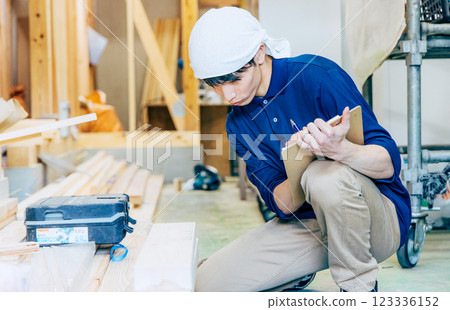 在一個建築工地工作的年輕人 在一個建築工地工作的年輕人 123336152