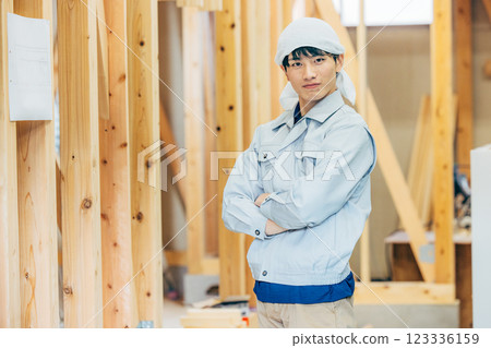 木造建築工地的工人 123336159