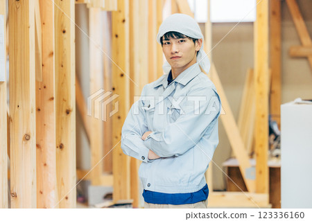 木造建築工地的工人 123336160