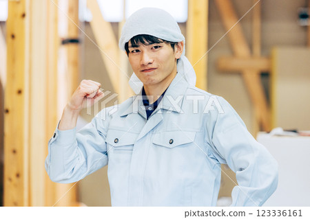 木造建築工地的工人 123336161