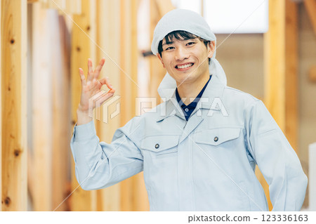 木造建築工地的工人 123336163