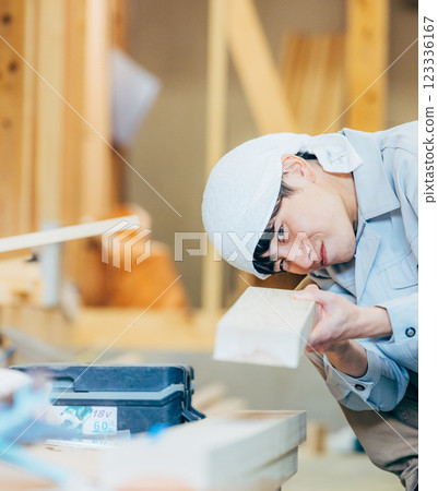 木造建築工地的工人 123336167