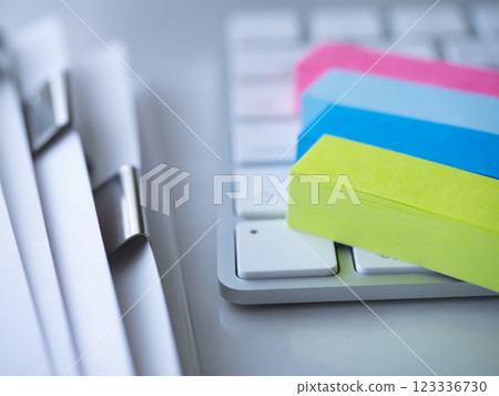 桌上的文件和鍵盤 123336730
