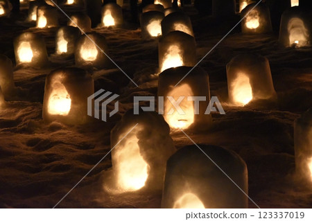 秋田橫手冰雪節的雪屋 123337019