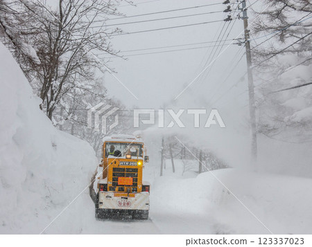 除雪工作期間的掃雪機 123337023