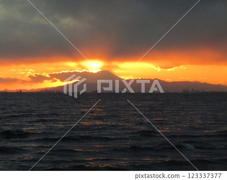 Inagekaigan和富士山橫跨東京灣的日落 Inagekaigan和富士山橫跨東京灣的日落 123337377