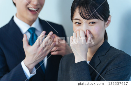 擔心交談對象身上有異味的女性商務人士 擔心交談對象身上有異味的女性商務人士 123337417