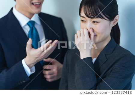 Female business people who are concerned about the smell of the people they are talking to 123337418