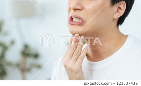 Man suffering from teeth and skin problems 123337439