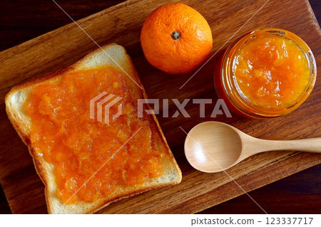 橘子果醬和吐司 123337717