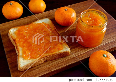 橘子果醬和吐司 123337950