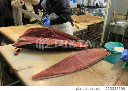 Raw bluefin tuna being butchered by a tuna craftsman 123338390