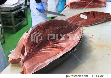 Raw bluefin tuna being butchered by a tuna craftsman 123338396