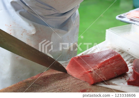 生鮪魚被切成塊 新鮮鮪魚 123338606